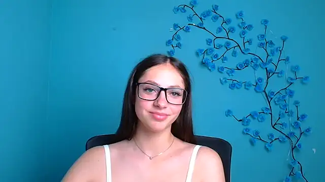 KissMeJulia online show from June 19, 2026, 11:25 am