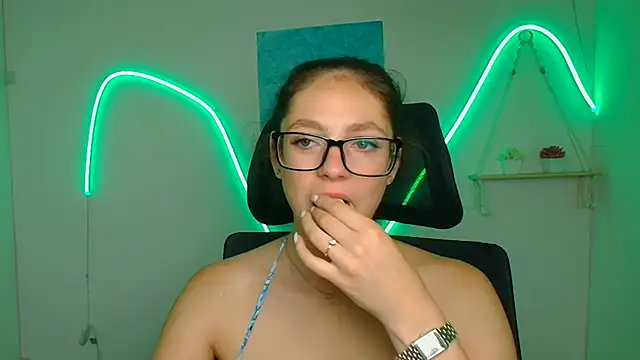 KissMeJulia online show from June 24, 2026, 11:20 am