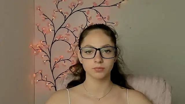 KissMeJulia online show from June 26, 2026, 5:23 am