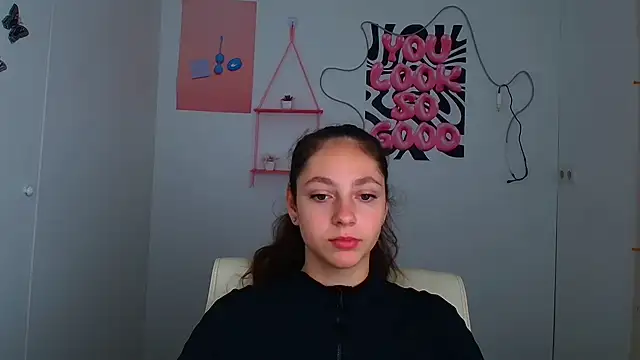 KissMeJulia online show from July 7, 2026, 5:32 am