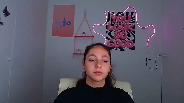 KissMeJulia online show from July 7, 2026, 7:34 am