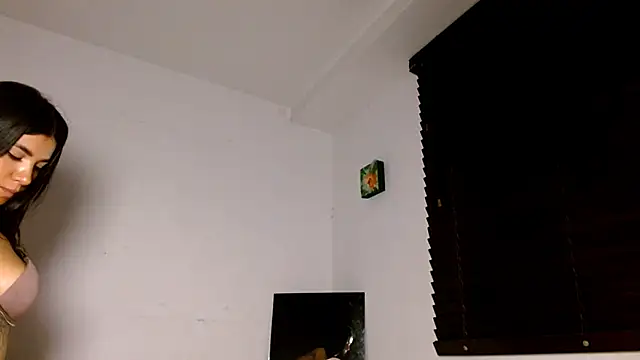 MiaDiamontLatin online show from May 16, 2026, 12:18 am
