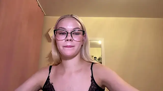 MiaCashe online show from July 7, 2026, 5:06 pm