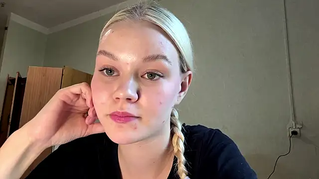 MiaCashe online show from July 20, 2026, 1:13 pm