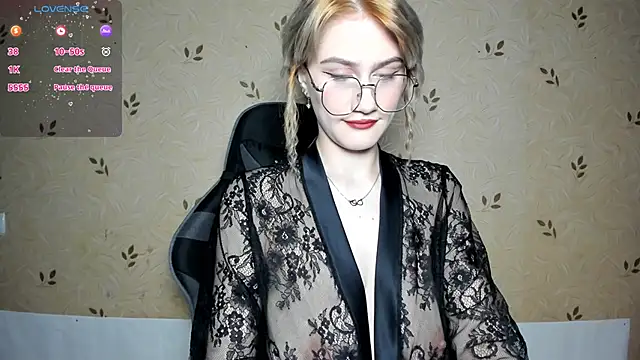 NicoleDaviss online show from June 12, 2026, 7:35 pm
