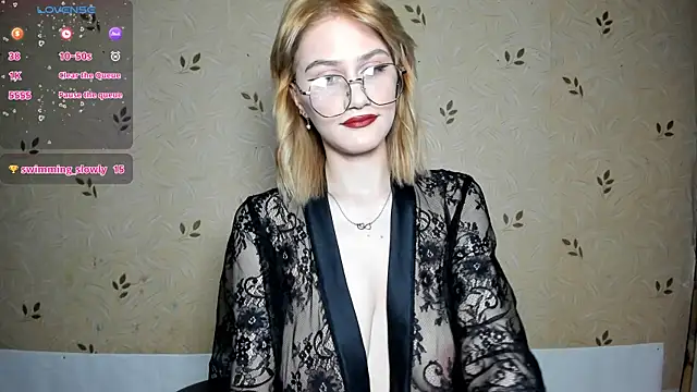 NicoleDaviss online show from June 19, 2026, 7:17 pm