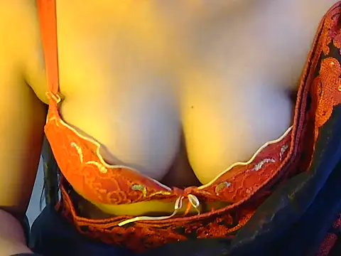 Snapshot of strip_sunshine chatting on May 13, 2026, 4:43 am strip sunshine online show from May 13, 2026, 4:43 am