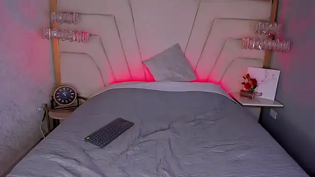 hollannd  online show from July 6, 2026, 1:08 pm
