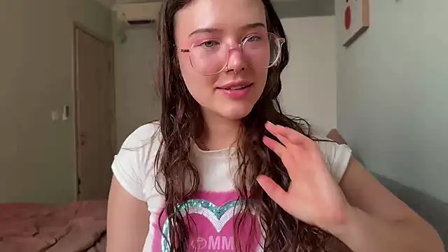 KristieKitty online show from July 18, 2026, 8:18 am