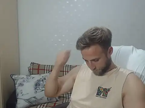 BlondEagleMuscle online show from June 18, 2026, 8:24 pm