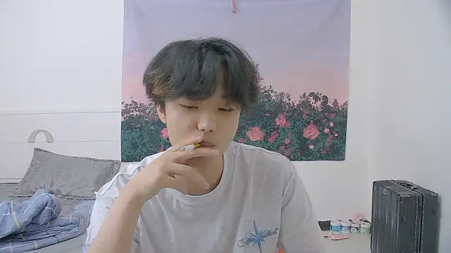 Snapshot of icecream-002 chatting on June 16, 2026, 12:19 pm icecream-002 online show from June 16, 2026, 12:19 pm