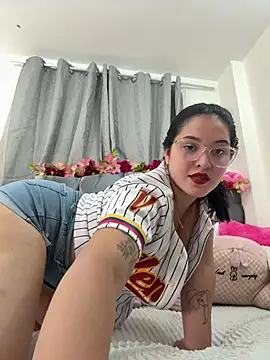 Snapshot of Isabella_Roses_ chatting on July 6, 2026, 1:46 am Isabella Roses online show from July 6, 2026, 1:46 am