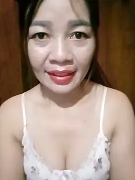 Yiyi102300 online show from May 26, 2026, 3:13 am