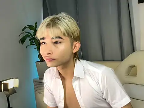 angel yuhogg online show from July 3, 2026, 7:31 pm