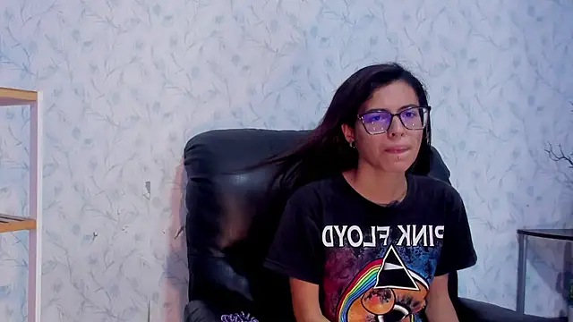 Snapshot of Emily_Lopera chatting on July 4, 2026, 3:40 pm Emily Lopera online show from July 4, 2026, 3:40 pm