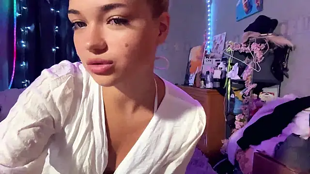StacyChocopay online show from August 4, 2026, 10:23 pm