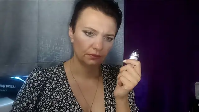 HotMamaQueen234 online show from August 4, 2026, 6:27 am