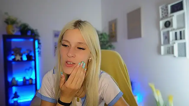 Luna Grace18 online show from August 3, 2026, 4:55 pm