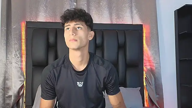 MaxiimoRomano  online show from June 16, 2026, 4:42 pm