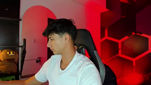 MaxiimoRomano  online show from June 24, 2026, 7:13 pm
