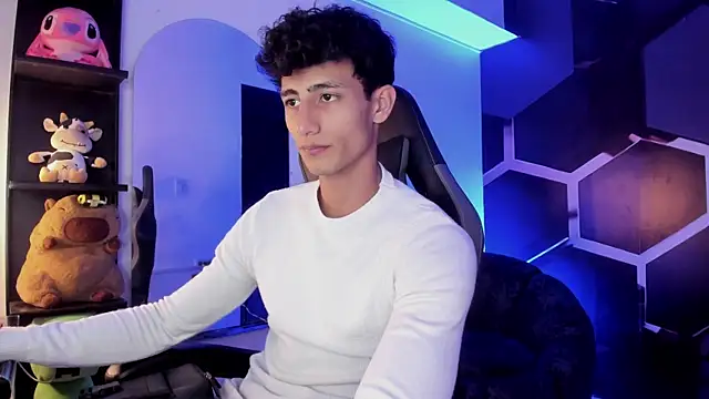 MaxiimoRomano  online show from July 16, 2026, 7:31 pm