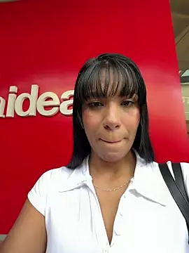 Snapshot of MonserratJons01 chatting on May 23, 2026, 2:32 pm MonserratJons01 online show from May 23, 2026, 2:32 pm