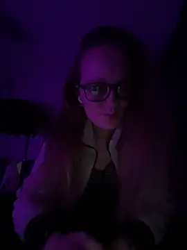 LizzieZ1975 online show from May 26, 2026, 11:56 pm