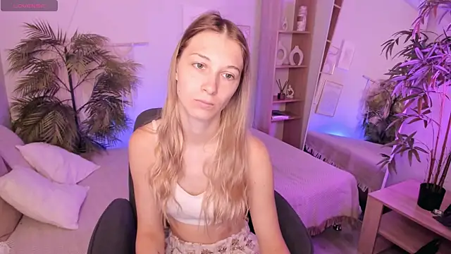 LauraPurr online show from June 13, 2026, 8:12 am