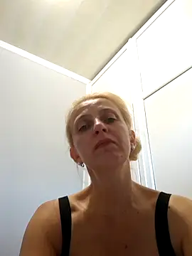 MiaLove183 online show from July 26, 2026, 8:32 am