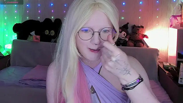 JulietFisher online show from June 7, 2026, 1:43 am