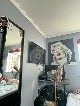 LolaSkyee online show from July 8, 2026, 6:07 am