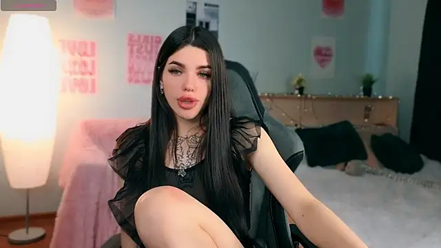 molly rettyy online show from June 5, 2026, 4:52 am