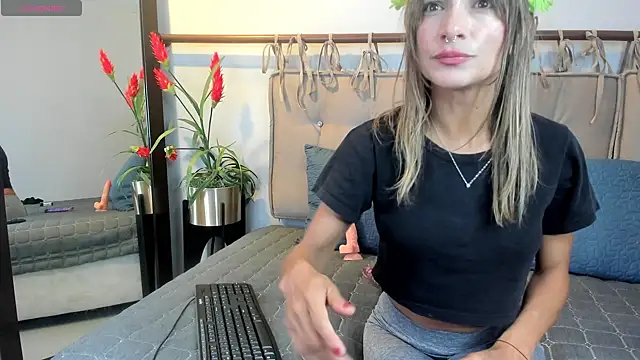 Snapshot of alma_rose_ chatting on April 30, 2026, 7:53 pm alma rose online show from April 30, 2026, 7:53 pm