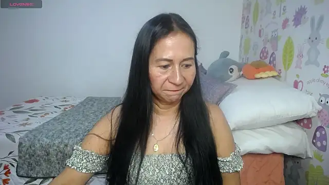 Snapshot of Tyna_b chatting on July 12, 2026, 8:44 pm Tyna b online show from July 12, 2026, 8:44 pm