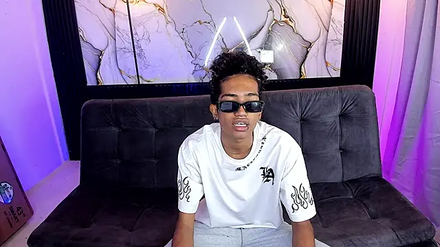 triiangel latinboy online show from June 11, 2026, 12:25 pm