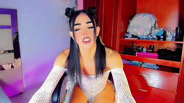 Naomisaenz01 online show from June 24, 2026, 10:31 pm