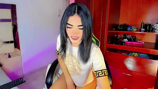 Naomisaenz01 online show from June 26, 2026, 5:50 pm