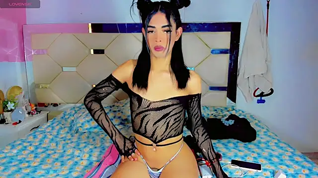 Naomisaenz01 online show from July 28, 2026, 4:05 pm