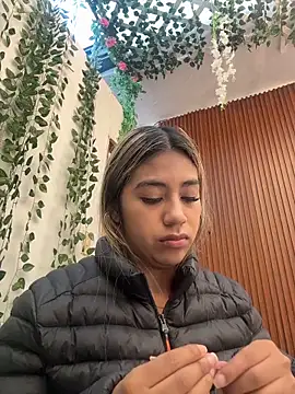 Kimmiebellarie online show from June 12, 2026, 12:37 pm