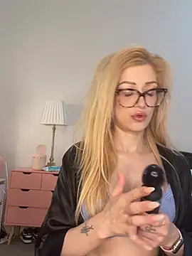 darkglitter26 online show from July 10, 2026, 10:40 am