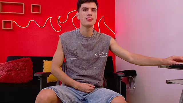 LeoTease online show from July 25, 2026, 7:33 pm