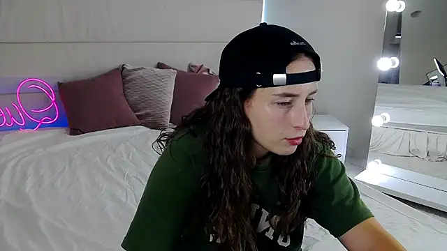 NadinnL online show from August 5, 2026, 12:52 pm