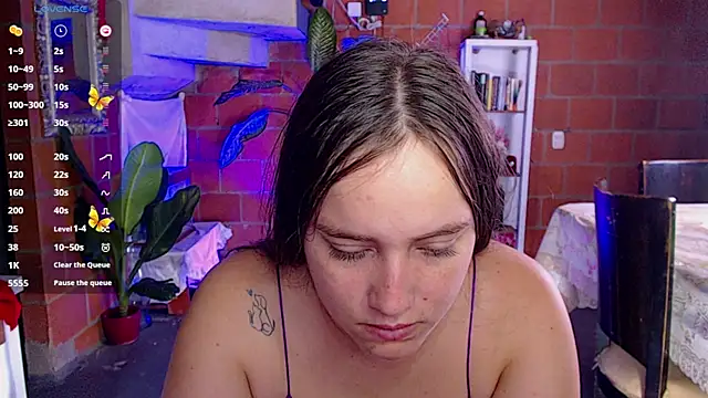 Valerymoon19 online show from June 18, 2026, 6:34 pm