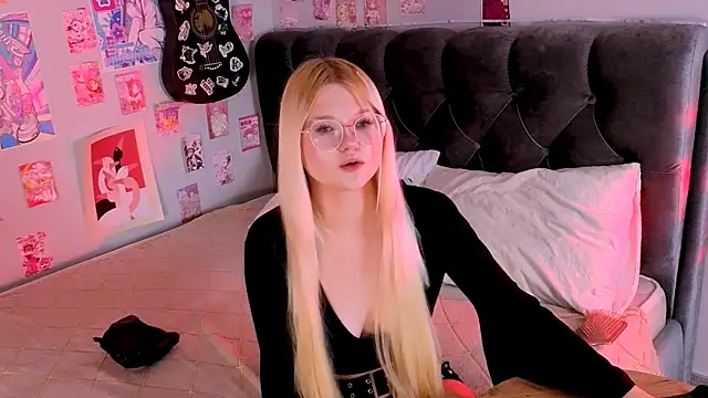 LunariaFox online show from July 9, 2026, 2:54 pm