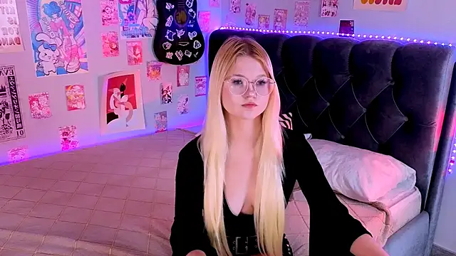 LunariaFox online show from July 12, 2026, 3:03 pm