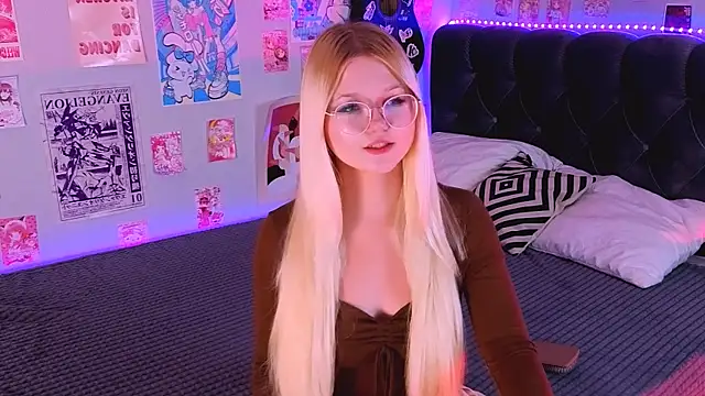 LunariaFox online show from July 24, 2026, 2:37 pm