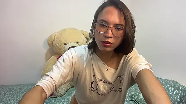 LONDON ROSE online show from June 26, 2026, 9:19 pm