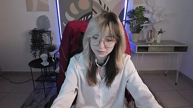 Snapshot of NyxCalderra chatting on June 6, 2026, 7:35 am NyxCalderra online show from June 6, 2026, 7:35 am