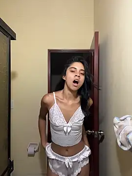 mia moonna online show from May 21, 2026, 11:39 am