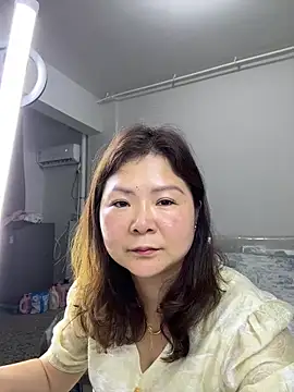 linda51863 online show from June 3, 2026, 2:33 pm